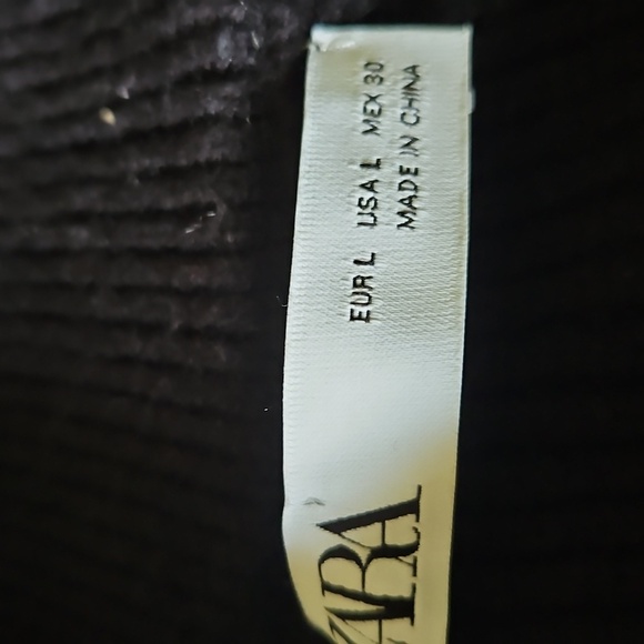 Zara Black and Cream Zip-Up Sweater - Picture 2 of 3